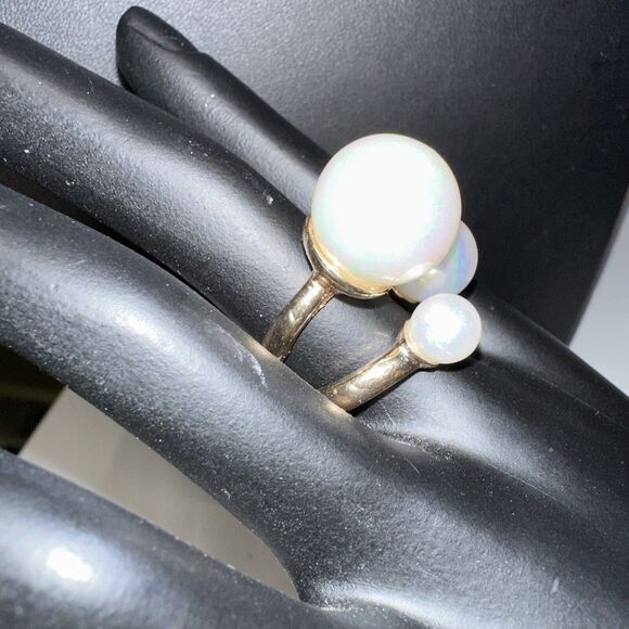 Multi Three white pearls floating gold tone band ring 6.25 - Picture 3 of 7
